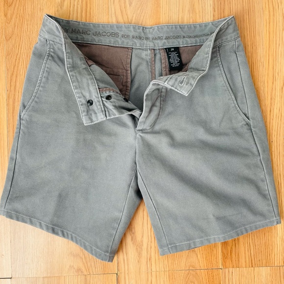Marc by Marc Jacobs hemmed khaki shorts. - Picture 1 of 6
